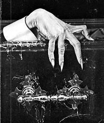 Main d'un vampire sortant de son cerceuil