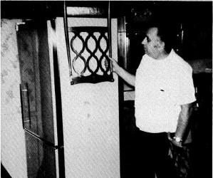 Ed Warren inspectant la cuisine