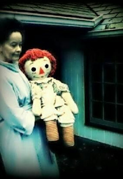 Lorraine Warren et Annabelle la Poupée