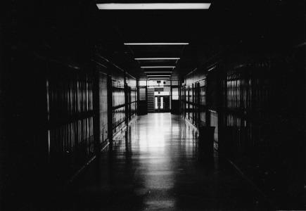 Couloir obscur d'école
