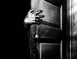 Main ouvrant une Porte