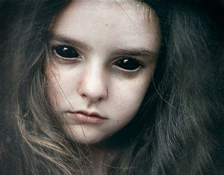 Fille aux yeux noirs