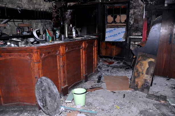 Pub Pulvérisé par des Démons