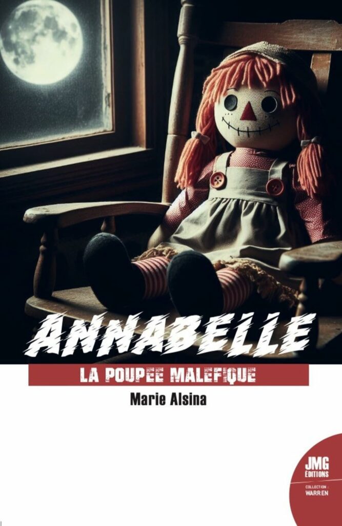 Une innocente poupée de chiffon aux cheveux de laine rouge. Un visage peint à la main, un petit chemisier fleuri. Rien d'inquiétant, en apparence. Pourtant, derrière ce regard figé se cache l'une des histoires les plus troublantes du paranormal moderne.
Annabelle est devenue l'affaire la plus célèbre d'Ed et Lorraine Warren, enquêteurs du paranormal. Au fil des décennies, sa légende a traversé les frontières. Elle a inspiré une série de films appartenant à l’univers de Conjuring, qui a marqué la culture populaire. 
Après avoir traversé les décennies, elle repose derrière une vitrine, enfermée dans le musée de l'Occulte du Connecticut, où elle continue d'intriguer et d’intriguer.
« L'objet le plus terrifiant du musée, c'est cette poupée. Je ne vais pas la regarder. Vous pouvez la filmer, mais je ne la regarderai pas. Elle a causé bien des malheurs à bien des personnes. » Lorraine Warren

