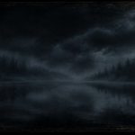 Forêt sombre et lac brumeux sous un ciel nocturne — Chroniques de l'Étrange, récits paranormaux, Mindshadow